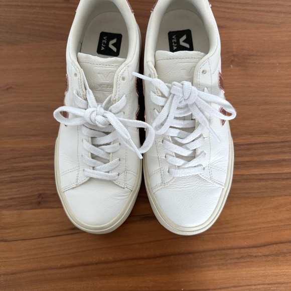 Veja Campo sneaker sz 7 white w/metallic pink - Picture 6 of 10